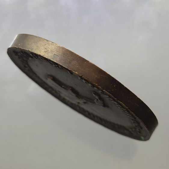 เหรียญที่ระลึกที่ สมเด็จพระสันตะปาปา ยอห์น พอล ที่ 2 เยือนไทย พ.ศ.2527 เนื้อทองแดงรมดำ รูปที่ 3