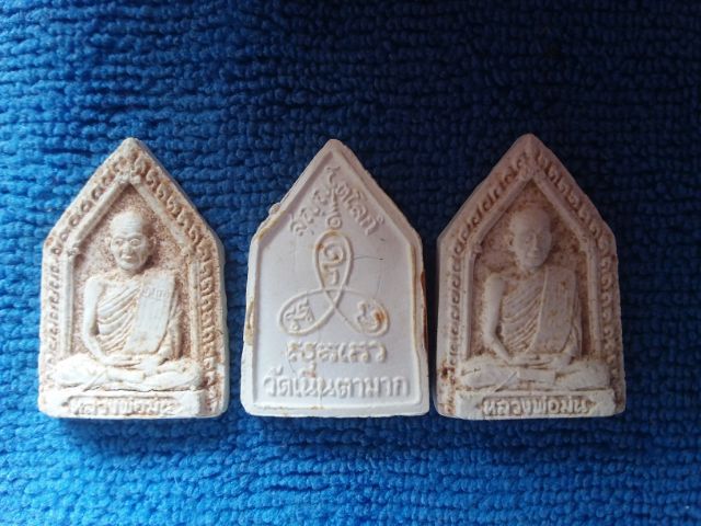 ผงรูปเหมือนรุ่น1ปี2527 ผสมเส้นเกศาล.ป.ม่น วัดเนินตามาก ชลบุรี รูปที่ 2