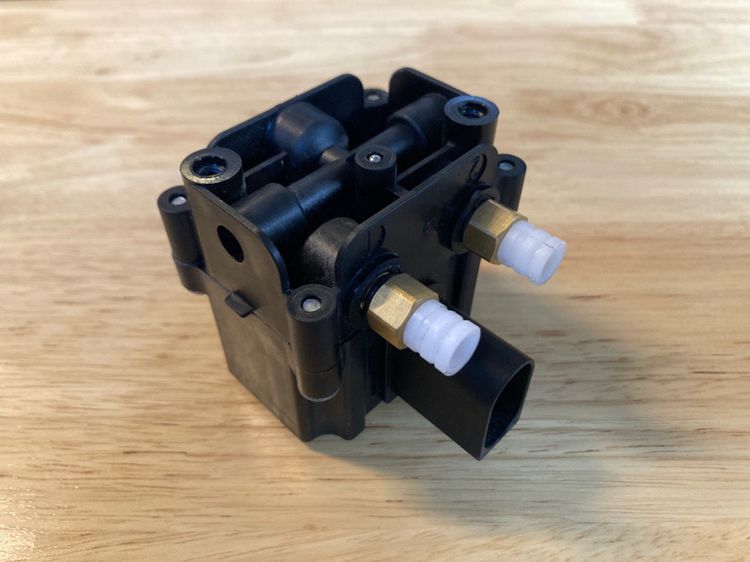 Air Suspension ช่วงล่างถุงลม Solenoid Valve BMW F01 F02 F11 Estate Part no. 4722555610 37206789450 ของแท้ มือสอง รูปที่ 2