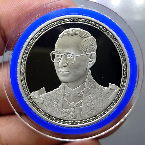 เหรียญไทย เหรียญเงินขัดเงา 600 บาท ที่ระลึก 75 พรรษา ร9 พ.ศ.2545 พร้อมกล่องหนัง