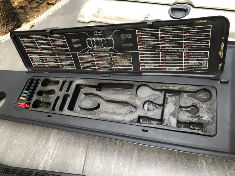 อะไหล่ Jaguar Daimler X300 XJ6 Sovereign คิ้วยาง กล่องเครื่องมือ ยางบังโคลน ของแท้ มือสอง รูปที่ 4