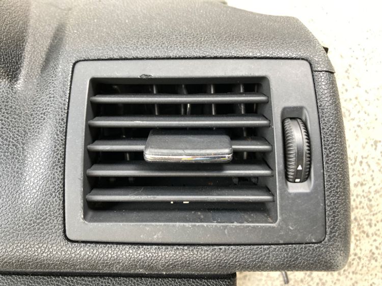 คอนโซลหน้า Benz W169 A170 A200 ช่องแอร์ สวิตไฟ ตะแกรงช่องลม รีโมทกุญแจ จอปรับแอร์ กรอบวิทยุ แผ่นปิดข้างกระจกหน้า ยางแท่นเกียร์ รูปที่ 8