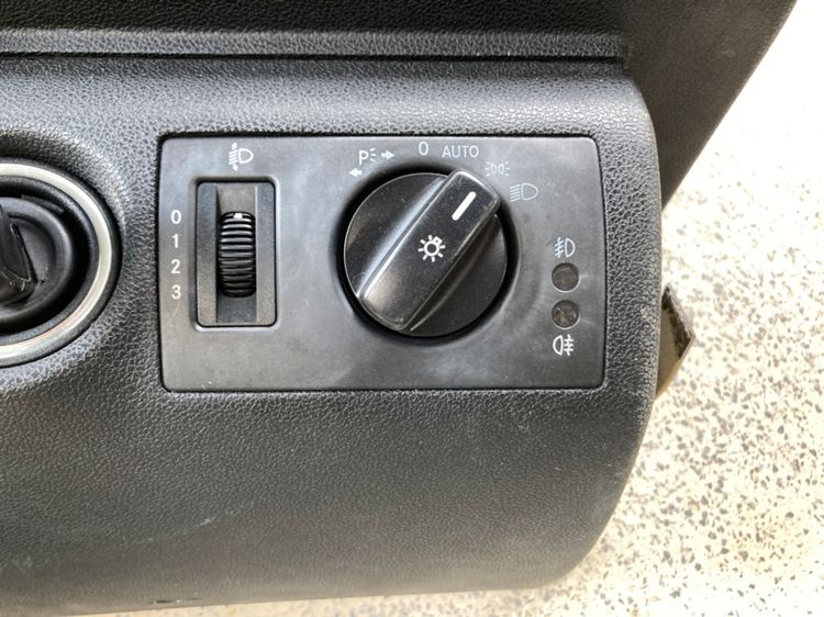 คอนโซลหน้า Benz W169 A170 A200 ช่องแอร์ สวิตไฟ ตะแกรงช่องลม รีโมทกุญแจ จอปรับแอร์ กรอบวิทยุ แผ่นปิดข้างกระจกหน้า ยางแท่นเกียร์ รูปที่ 6