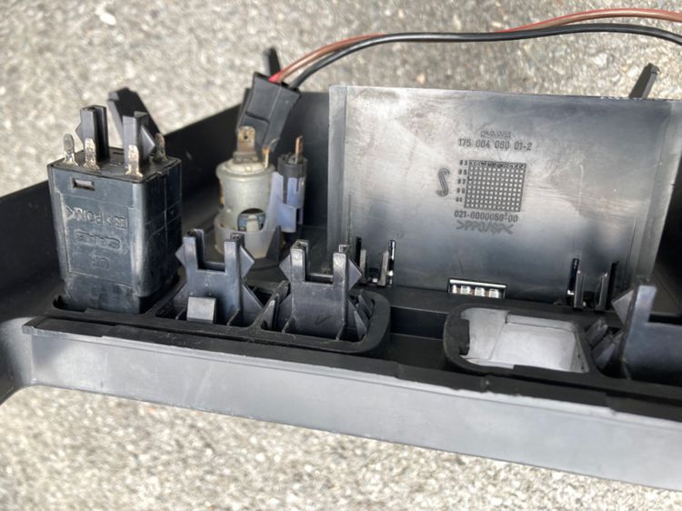 คอนโซลกลาง SAAB 900s พร้อมจุดบุหรี่ เขี่ยบุหรี่ Relay ฝาลำโพงประตูหน้าขวา ฝั่งคนขับ ทั้งหมดตามรูป มือสอง รูปที่ 6