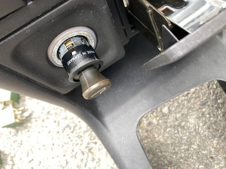 คอนโซลกลาง SAAB 900s พร้อมจุดบุหรี่ เขี่ยบุหรี่ Relay ฝาลำโพงประตูหน้าขวา ฝั่งคนขับ ทั้งหมดตามรูป มือสอง รูปที่ 4