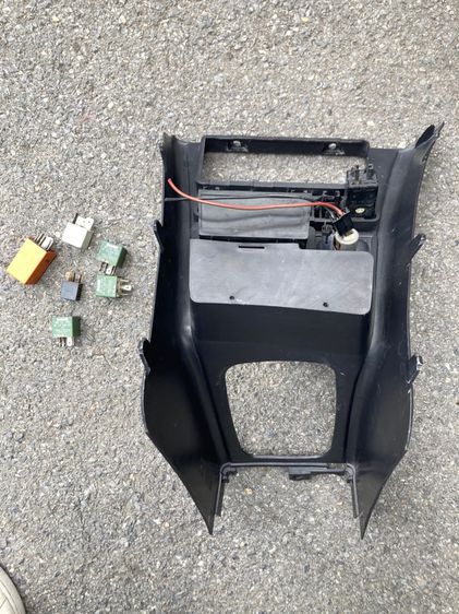 คอนโซลกลาง SAAB 900s พร้อมจุดบุหรี่ เขี่ยบุหรี่ Relay ฝาลำโพงประตูหน้าขวา ฝั่งคนขับ ทั้งหมดตามรูป มือสอง รูปที่ 7