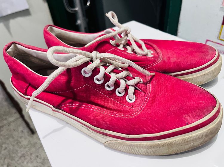 รองเท้าผ้าใบ Leostar size 39-40 รองพื้นยาง สีแดงสดใส คุณภาพดีค่ะ
