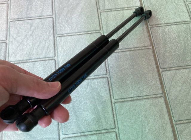 แผ่นกันความร้อน ฝากระโปรงหน้า แตร BMW E60 ของแท้ มือสอง สภาพดี และโช๊คฝาโปรงหน้า E60 รูปที่ 4