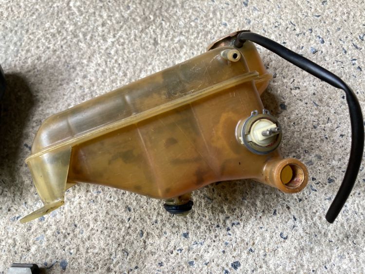 อะไหล่ Benz W124 Airbag พวงมาลัย หม้อพักหม้อน้ำ มือเปิดประตูหน้าขวา กรอบกุญแจรีโมท ฝาปิดหูลากกันชนหน้า เป็นอะไหล่ วิทยุติดรถ ปุ่มวิทยุ รูปที่ 5