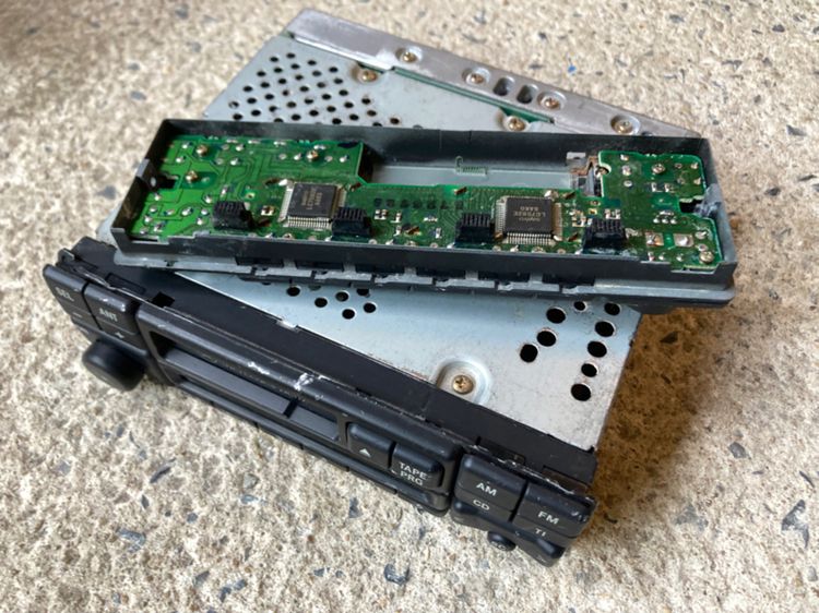 อะไหล่ Benz W124 Airbag พวงมาลัย หม้อพักหม้อน้ำ มือเปิดประตูหน้าขวา กรอบกุญแจรีโมท ฝาปิดหูลากกันชนหน้า เป็นอะไหล่ วิทยุติดรถ ปุ่มวิทยุ รูปที่ 12