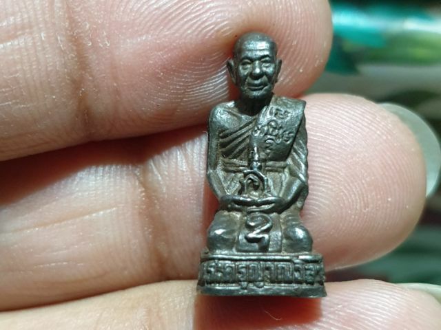 รูปหล่อคุกเข่าของหลวงพ่อแดง วัดเขาบันใดอิฐ ปี 2533 เนื้อเงิน พิธีใหญ่ สวยแชมป์ รูปที่ 4