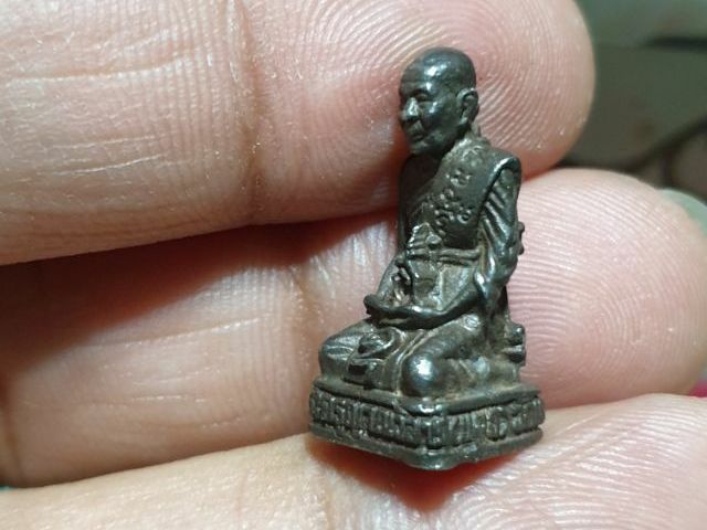 รูปหล่อคุกเข่าของหลวงพ่อแดง วัดเขาบันใดอิฐ ปี 2533 เนื้อเงิน พิธีใหญ่ สวยแชมป์ รูปที่ 7