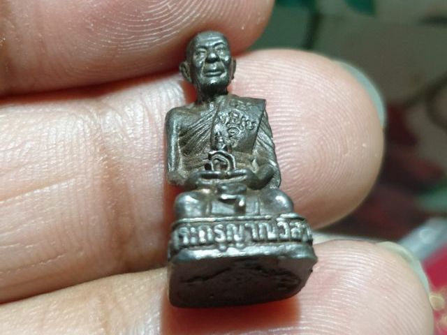 รูปหล่อคุกเข่าของหลวงพ่อแดง วัดเขาบันใดอิฐ ปี 2533 เนื้อเงิน พิธีใหญ่ สวยแชมป์ รูปที่ 9