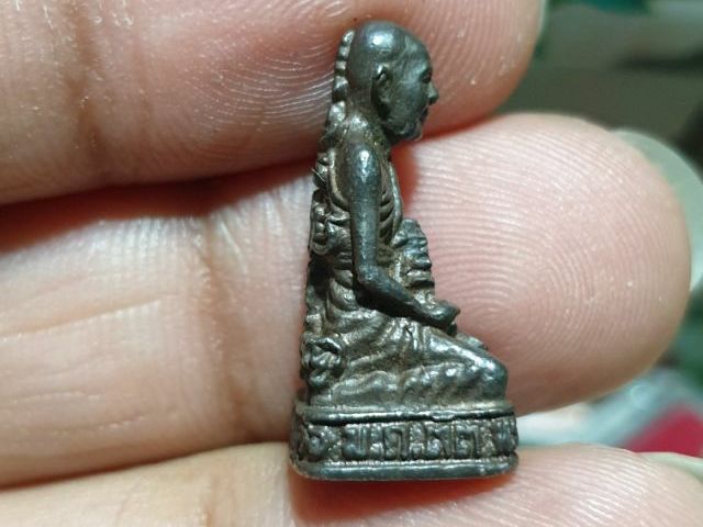 รูปหล่อคุกเข่าของหลวงพ่อแดง วัดเขาบันใดอิฐ ปี 2533 เนื้อเงิน พิธีใหญ่ สวยแชมป์ รูปที่ 6