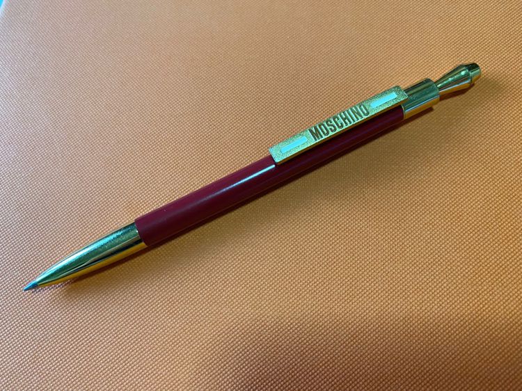 ปากกา Moschino อิตาลี ของแท้ ไม่ผ่านการใช้งาน ต้องนำไปเปลี่ยนไส้หมึกนะคะ เก็บไว้เฉยๆหมึกเลยตันค่ะ