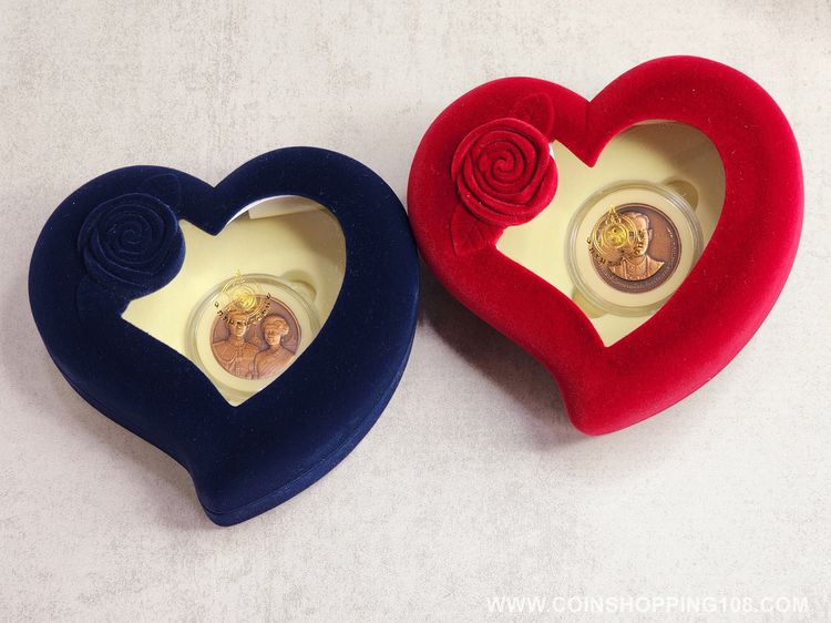 กล่องใส่เหรียญ กล่องเปล่า บรรจุเหรียญ 1 หลุม มีให้เลือก 2สี สีแดงและสีน้ำเงิน รูปหัวใจ ออกแบบสวยงาม จากกรมธนารักษ์ รูปที่ 7