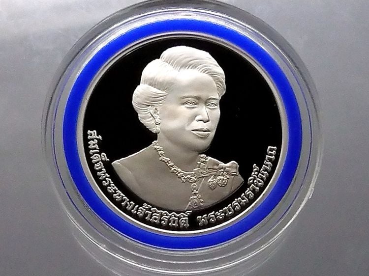 เหรียญไทย เหรียญ 800 บาท เนื้อเงินขัดเงา เฉลิมพระชนมพรรษา 7 รอบ ราชินี พ.ศ.2559 อุปกรณ์ครบ