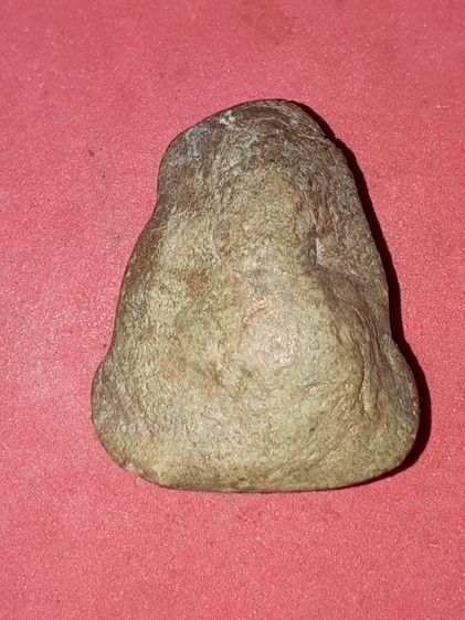 พระปิดตาจัมโบ้ เนื้อผงพรายกุมารโทนเขียว-เนื้อผสมเกศา หลวงปู่ทิม วัดระหารไร่ จ.ระยอง ปีพ.ศ.2518 โดยด้านล่างขององค์พระจะมีการฝังตะกรุดไว้ 1 ดอ รูปที่ 3