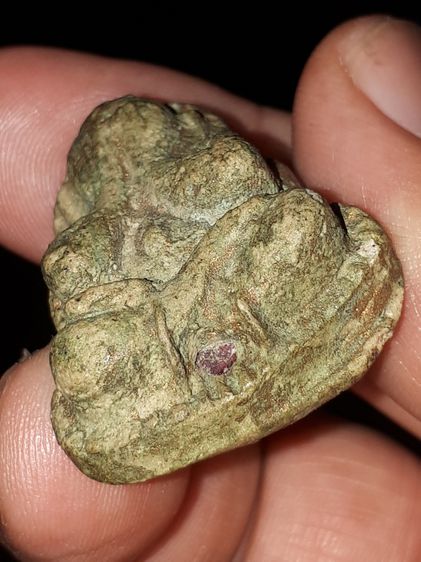 พระปิดตาจัมโบ้ เนื้อผงพรายกุมารโทนเขียว-เนื้อผสมเกศา หลวงปู่ทิม วัดระหารไร่ จ.ระยอง ปีพ.ศ.2518 โดยด้านล่างขององค์พระจะมีการฝังตะกรุดไว้ 1 ดอ รูปที่ 6