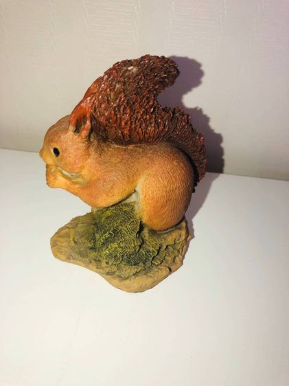 กระรอกน้อยแทะผลไม้ Squirrel Sculpted in Britain รูปที่ 3