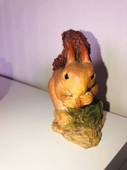 กระรอกน้อยแทะผลไม้ Squirrel Sculpted in Britain รูปที่ 2