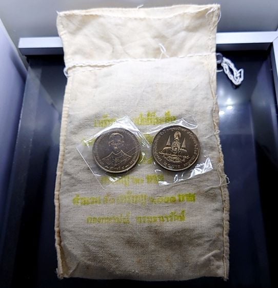 เหรียญยกถุง (50 เหรียญ) เหรียญ 20 บาท ที่ระลึกกาญจนาภิเษก ปี2539 ไม่ผ่านใช้ รูปที่ 1
