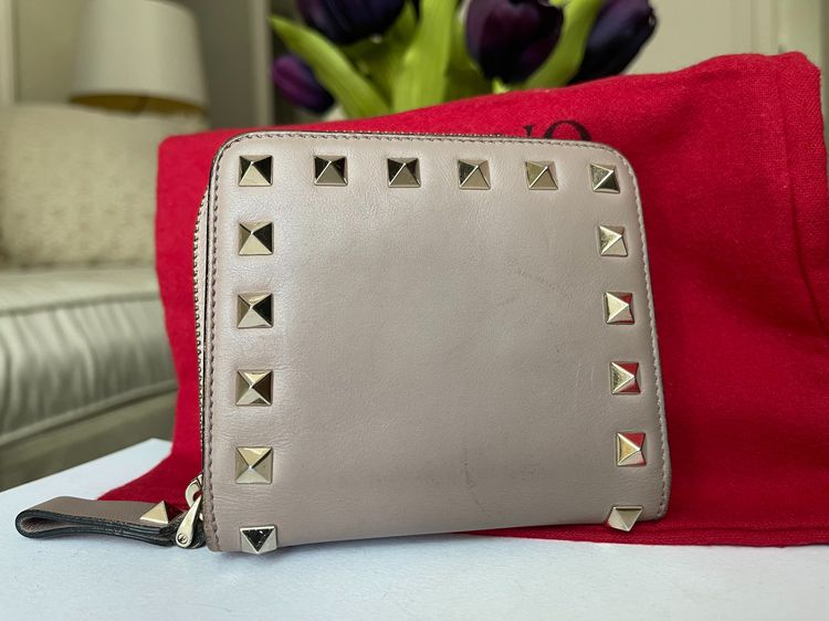Valentino วาเลนติโน่ แท้ กระเป๋าสตางค์ Rock Studs - Compact Zip Wallet สี Dark beige +++ รูปที่ 2