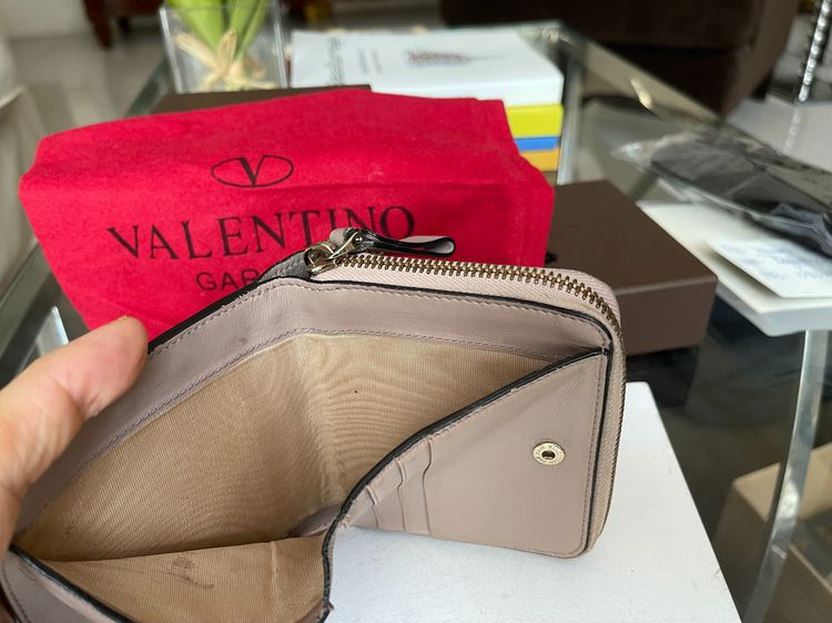 Valentino วาเลนติโน่ แท้ กระเป๋าสตางค์ Rock Studs - Compact Zip Wallet สี Dark beige +++ รูปที่ 5