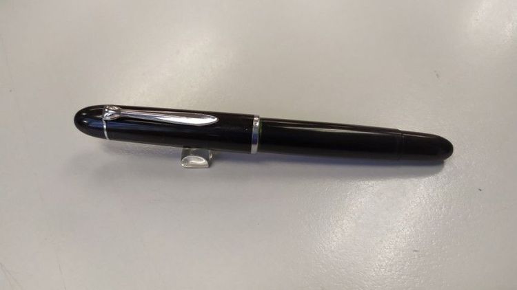 ปากกาหมึกซึม Pelikan 140 หัวขนาด M ที่เหน็บสีขาว made in germany