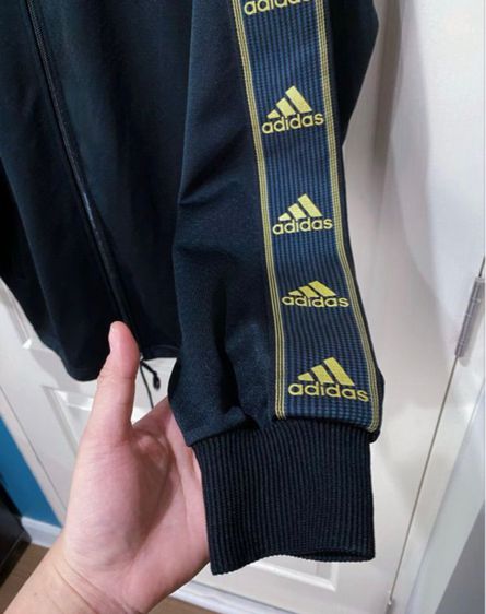 เสื้อวอร์มสีดำแถบทอง แบรนด์ addidas  รูปที่ 3