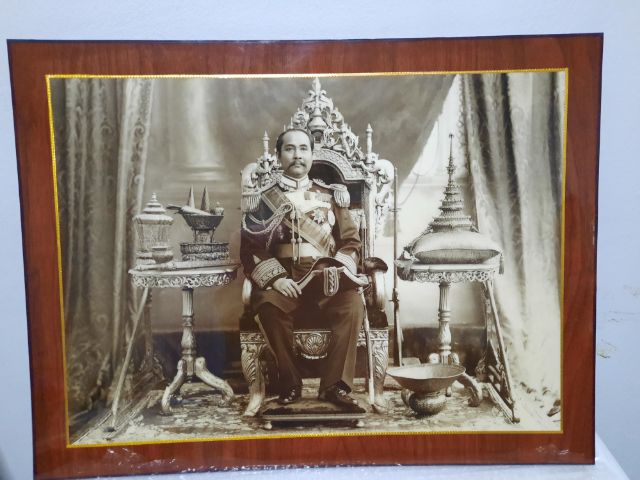 ภาพพระบรมฉายาลักษณ์รัชกาลที่ 5 และรัชกาลที่ 9  รูปที่ 4