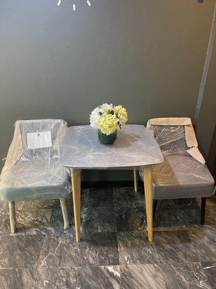 โต๊ะทานข้าว chic republic พร้อมเก้าอี้ 2 ที่นั่ง  ขนาด 60x60 ซม. สภาพใหม่(ไม่ผ่านการใช้งาน) 