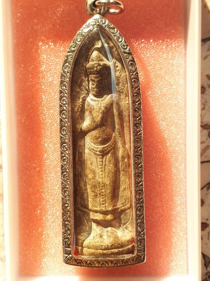 พระร่วงยืน หลังลายผ้า จ.สุโขทัย เนื้อตะกั่วสนิมแดง มีคราบ มีน้ำหนัก มีศิลป์แบบยุคต้น พิมพ์ทรงขึงขังเต็มศิลป์ ขนาดกำลังงาม พระสวยสมบูรณ์ พระะ รูปที่ 3