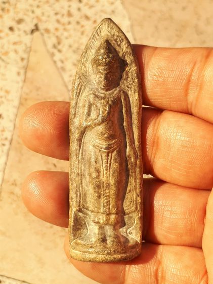 พระร่วงยืน หลังลายผ้า จ.สุโขทัย เนื้อตะกั่วสนิมแดง มีคราบ มีน้ำหนัก มีศิลป์แบบยุคต้น พิมพ์ทรงขึงขังเต็มศิลป์ ขนาดกำลังงาม พระสวยสมบูรณ์ พระะ รูปที่ 7