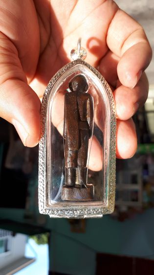 รูปหล่อยืน หลวงปู่ทิม อิสริโก วัดละหารไร่ จ.ระยอง เนื้อทองแดง สูงประมาณ 4 cm. เป็นพระรุ่นแรกๆที่หลวงพ่อจัดสร้าง สวยและขลังมาก เก่า ไม่รู้ปี รูปที่ 4