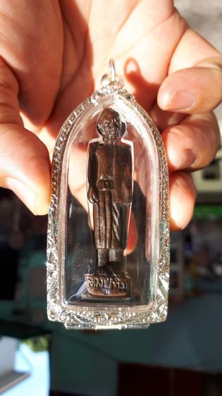 รูปหล่อยืน หลวงปู่ทิม อิสริโก วัดละหารไร่ จ.ระยอง เนื้อทองแดง สูงประมาณ 4 cm. เป็นพระรุ่นแรกๆที่หลวงพ่อจัดสร้าง สวยและขลังมาก เก่า ไม่รู้ปี รูปที่ 3