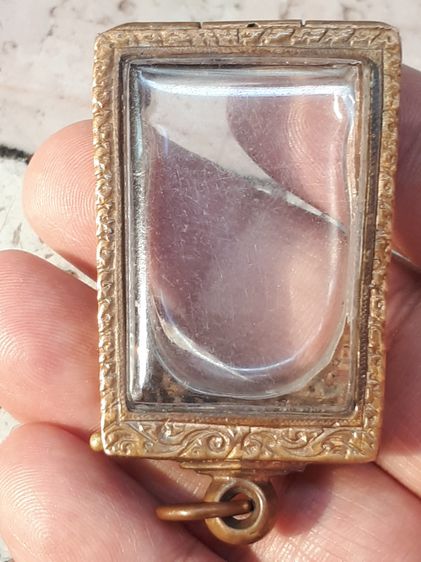 ตลับพระแกะลายไทยฉลุ เปิดหน้า หลัง เนื้อทองแดง ตลับกรอบพระยกซุ้ม แกะลายลายหัวสิงห์ ทรงสมเด็จยกซุ้ม แกะลายไทย หน้าโค้ง งานแกะลายคมชัด มีห่วง ง รูปที่ 8