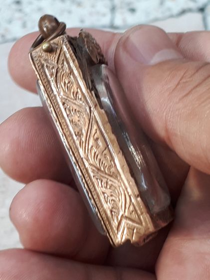 ตลับพระแกะลายไทยฉลุ เปิดหน้า หลัง เนื้อทองแดง ตลับกรอบพระยกซุ้ม แกะลายลายหัวสิงห์ ทรงสมเด็จยกซุ้ม แกะลายไทย หน้าโค้ง งานแกะลายคมชัด มีห่วง ง รูปที่ 4