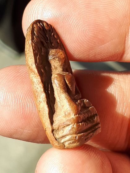 พระคง กรุวัดพระคงฤาษี จังหวัดลำพูน เนื้อดินเผา สีแดงเข้ม พิมพ์ คม ชัด ผิวมัน เดิมๆ พระองค์นี้สภาพสวย สมบูรณ์ เก่ามาก แท้ หายากมาก สุดๆเลย พร รูปที่ 4