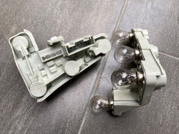 ไฟท้าย BMW E90 รุ่น Pre LCi แผงขั้วไฟ ปุ่มยางมือเปิดฝาท้าย กลอนล๊อคฝาท้าย มอเตอร์ฉีดน้ำกระจกหน้า กระจังหน้า 318i 320i 325i รูปที่ 7