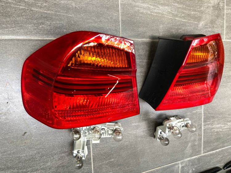 ไฟท้าย BMW E90 รุ่น Pre LCi แผงขั้วไฟ ปุ่มยางมือเปิดฝาท้าย กลอนล๊อคฝาท้าย มอเตอร์ฉีดน้ำกระจกหน้า กระจังหน้า 318i 320i 325i รูปที่ 3