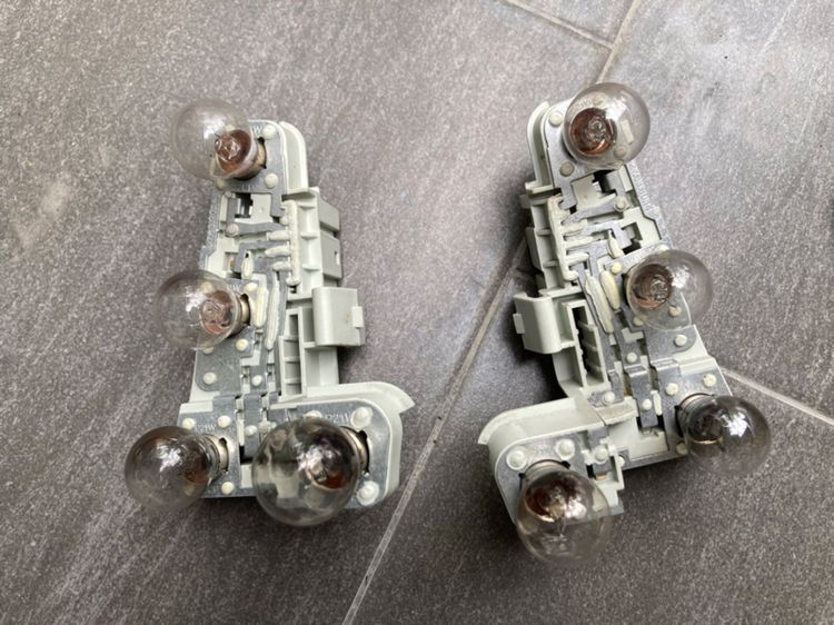 ไฟท้าย BMW E90 รุ่น Pre LCi แผงขั้วไฟ ปุ่มยางมือเปิดฝาท้าย กลอนล๊อคฝาท้าย มอเตอร์ฉีดน้ำกระจกหน้า กระจังหน้า 318i 320i 325i รูปที่ 6