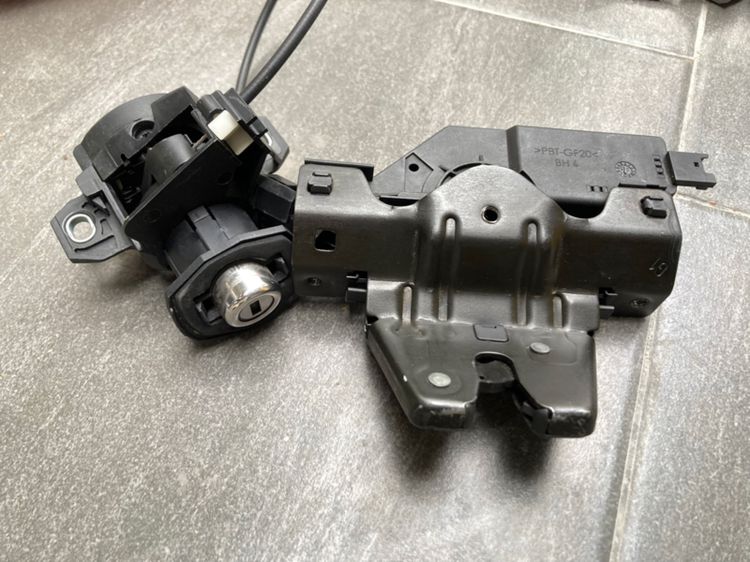 ไฟท้าย BMW E90 รุ่น Pre LCi แผงขั้วไฟ ปุ่มยางมือเปิดฝาท้าย กลอนล๊อคฝาท้าย มอเตอร์ฉีดน้ำกระจกหน้า กระจังหน้า 318i 320i 325i รูปที่ 14