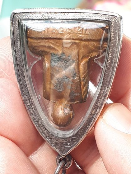 รูปเหมือนปั้มเข่ากว้างหลังเต็ม หลวงพ่อพรหม วัดช่องแค สร้างปี 2516 เนื้อทองแดง ขนาดฐานกว้างประมาณ ๒.๕ ซม สูงประมาณ ๒.๘ ซม. คมชัด ผิวพระความเ รูปที่ 6