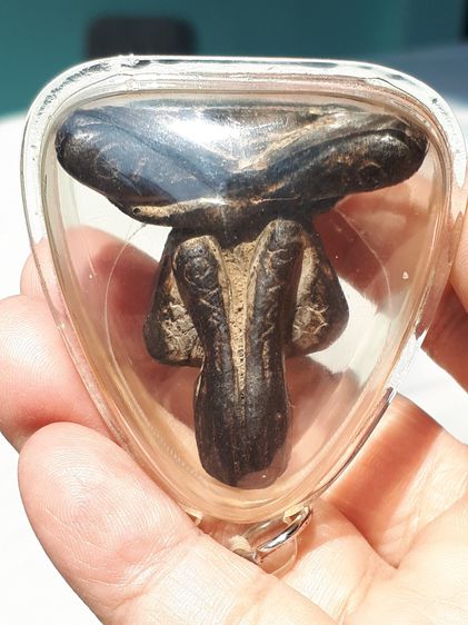 พระปิดตา หลวงพ่อครน บางแซะ พิมพ์ใหญ่จัมโบ้ รุ่นแรก จากรัฐกลันตัน มาเลเซีย ขนาด สูง 5 ซม.กว้าง 4 ซม.เนื้อผงคลุกรัก มียันต์ทั้งองค์ รูปทรงและล รูปที่ 6