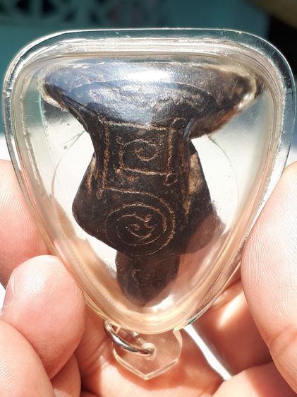 พระปิดตา หลวงพ่อครน บางแซะ พิมพ์ใหญ่จัมโบ้ รุ่นแรก จากรัฐกลันตัน มาเลเซีย ขนาด สูง 5 ซม.กว้าง 4 ซม.เนื้อผงคลุกรัก มียันต์ทั้งองค์ รูปทรงและล รูปที่ 7