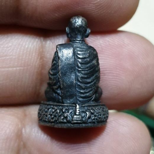 รูปหล่อสมเด็จพุฒาจารย์โต เนื้อเงินแท้ไม่ทราบวัดปีที่ออกพระแท้  สภาพเก่าตามอายุ รูปที่ 3