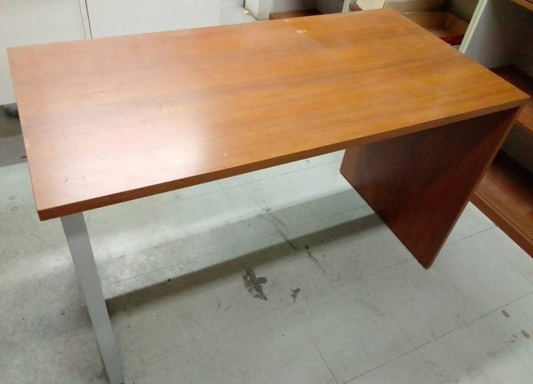 โต๊ะทำงานขนาด 120cm อย่างดี ขาเหล็ก1ด้าน ไม้1ด้าน มือสอง (มีของหลายตัว) 