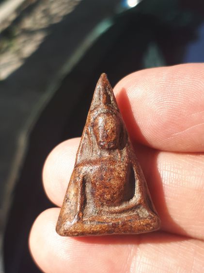 พระนางพญา พิมพ์อกนูนใหญ่ วัดพระศรีรัตนมหาธาตุ หรือวัดใหญ่ จังหวัดพิษณุโลก เนื้อดิน มีเม็ดกรวด มีคราบกรุ ขอบไม่คม แห้งเหี่ยว แตกลาน องค์นี้เป รูปที่ 2