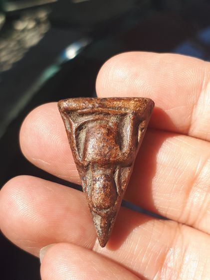 พระนางพญา พิมพ์อกนูนใหญ่ วัดพระศรีรัตนมหาธาตุ หรือวัดใหญ่ จังหวัดพิษณุโลก เนื้อดิน มีเม็ดกรวด มีคราบกรุ ขอบไม่คม แห้งเหี่ยว แตกลาน องค์นี้เป รูปที่ 7